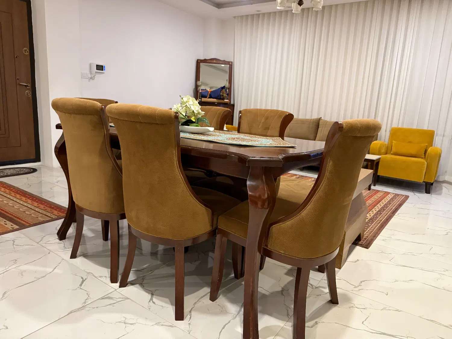 مبل راحتی هفت نفره و میز ناهار خوری شش نفره|مبلمان خانگی و میز عسلی|نوشهر, |دیوار