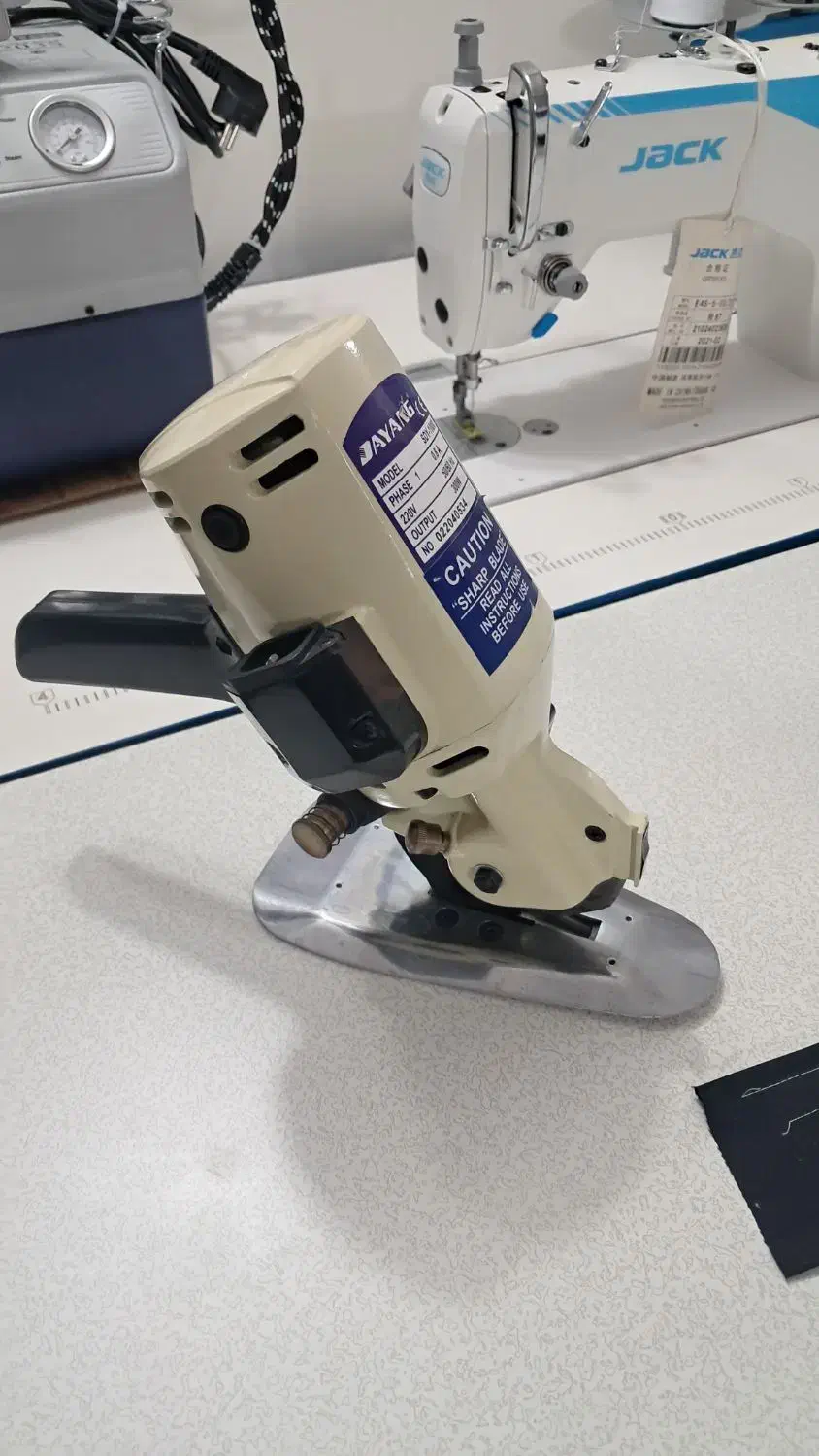 قیچی برقی درحدنو|لوازم خیاطی و بافتنی|رشت, معلم|دیوار