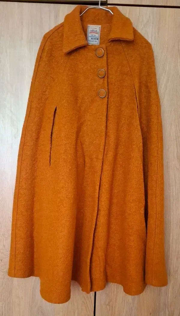 کاپشن|لباس|فیروزه, |دیوار