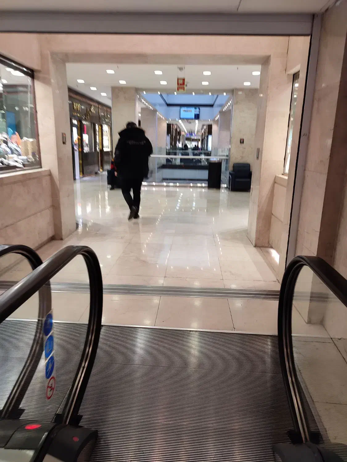 16 متر مغازه پاساژ کوروش طبقه طلا راسته اصلی|فروش مغازه و غرفه|تهران, باغ فیض|دیوار