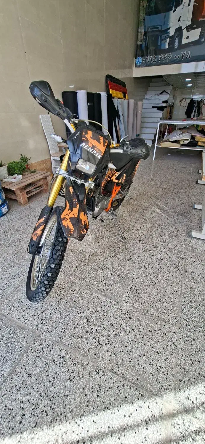 تریل بهپر|موتورسیکلت|قائن, |دیوار