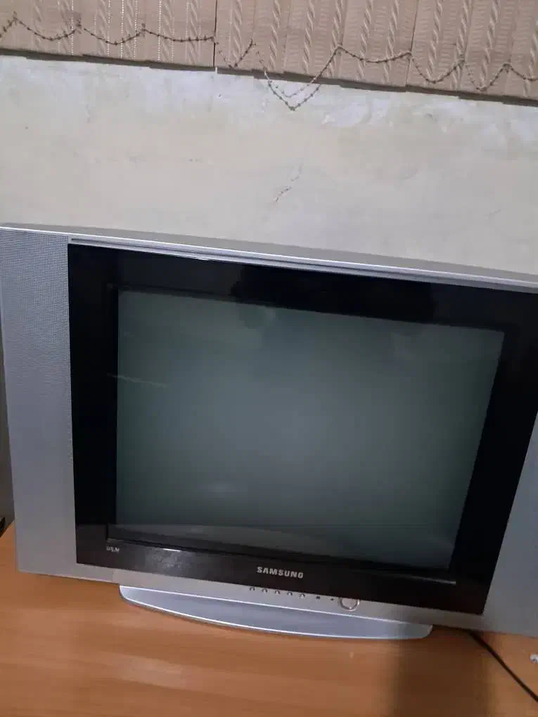 تلوزیون ۲۱اینج درحد نو ودوعدد ساعت دیواری|تلویزیون و پروژکتور|شیراز, مسلم|دیوار