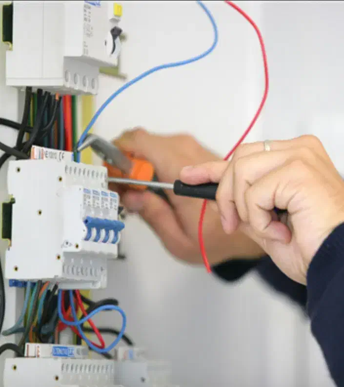 اجرا و عیب یابی انواع خدمات برق ساختمان و دوربین|خدمات پیشه و مهارت|فولادشهر, C6|دیوار