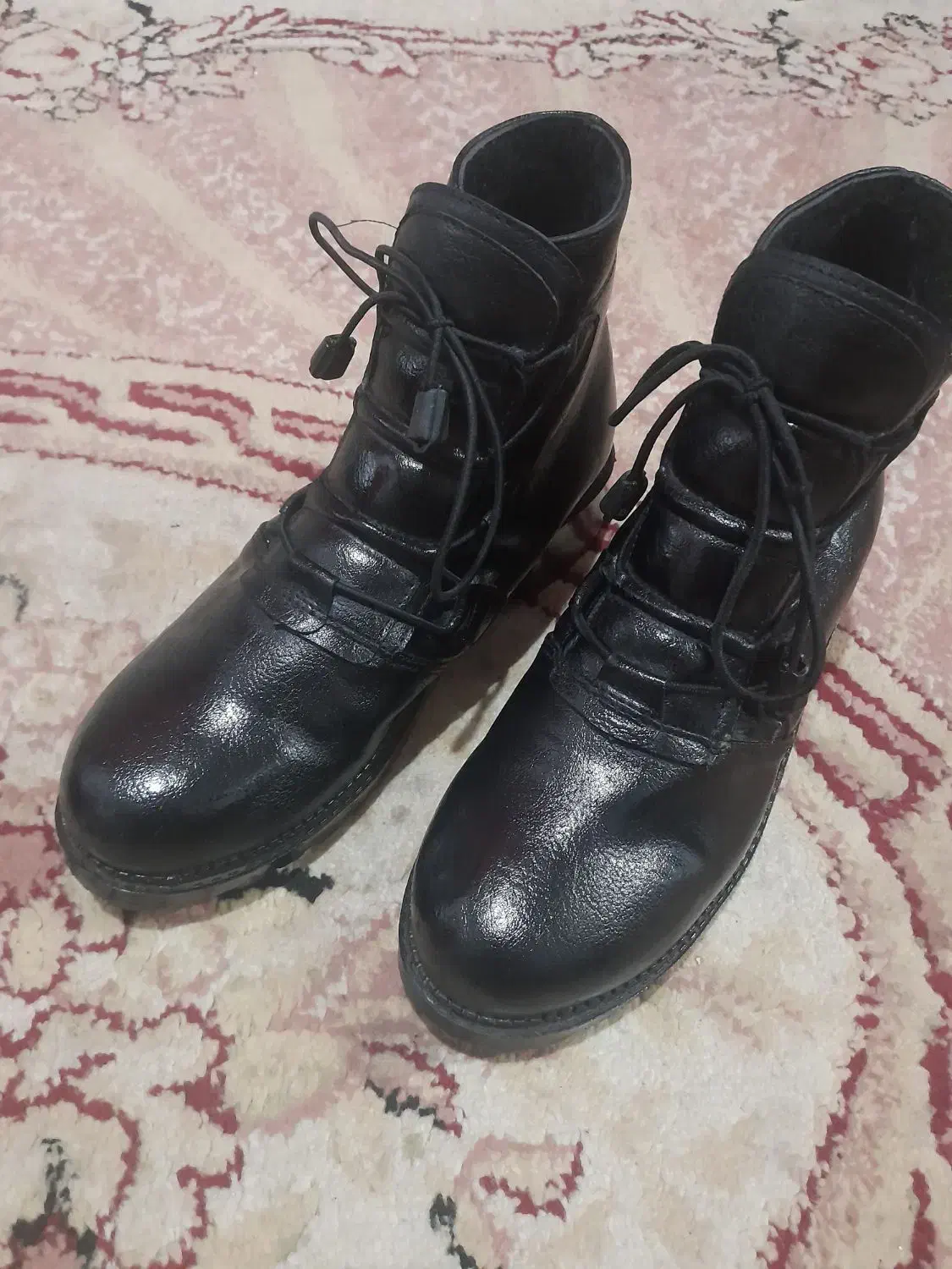 نیم بوت|کیف، کفش، کمربند|آستانه اشرفیه, |دیوار