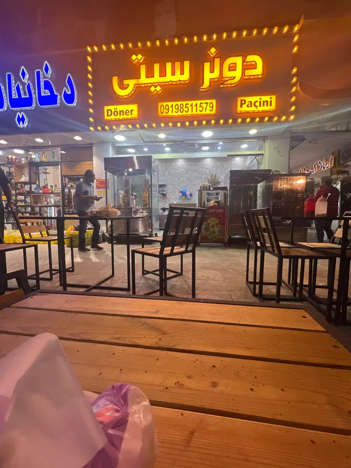 نیروی خانم و اقا جهت کار در فست فود نیاز مندیم|استخدام خدمات فروشگاه و رستوران|پرند, فاز ۲|دیوار