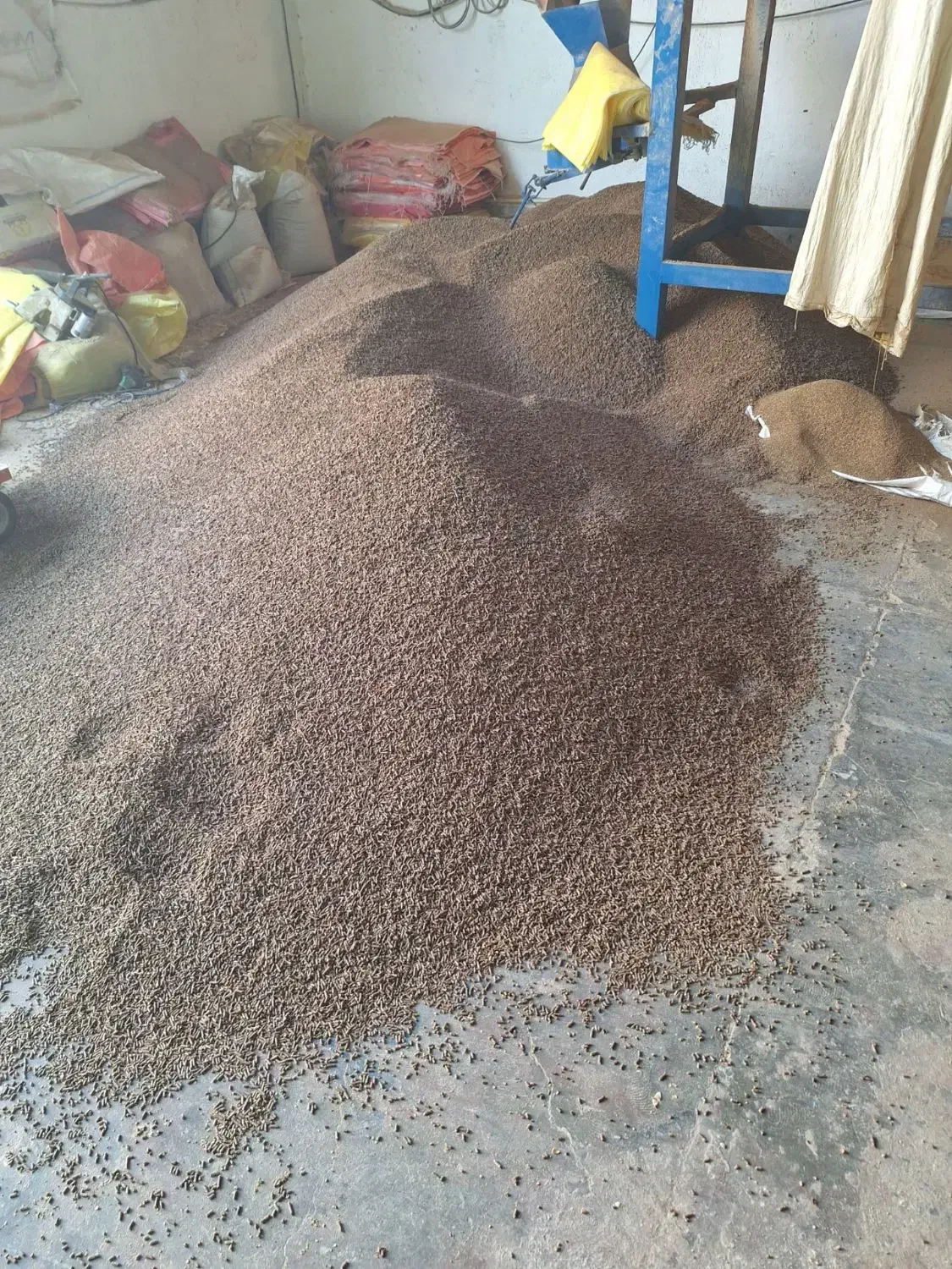 خوراکی برای شادابی طیور شما حاوی مواد معدنی|لوازم جانبی حیوانات|فسا, |دیوار