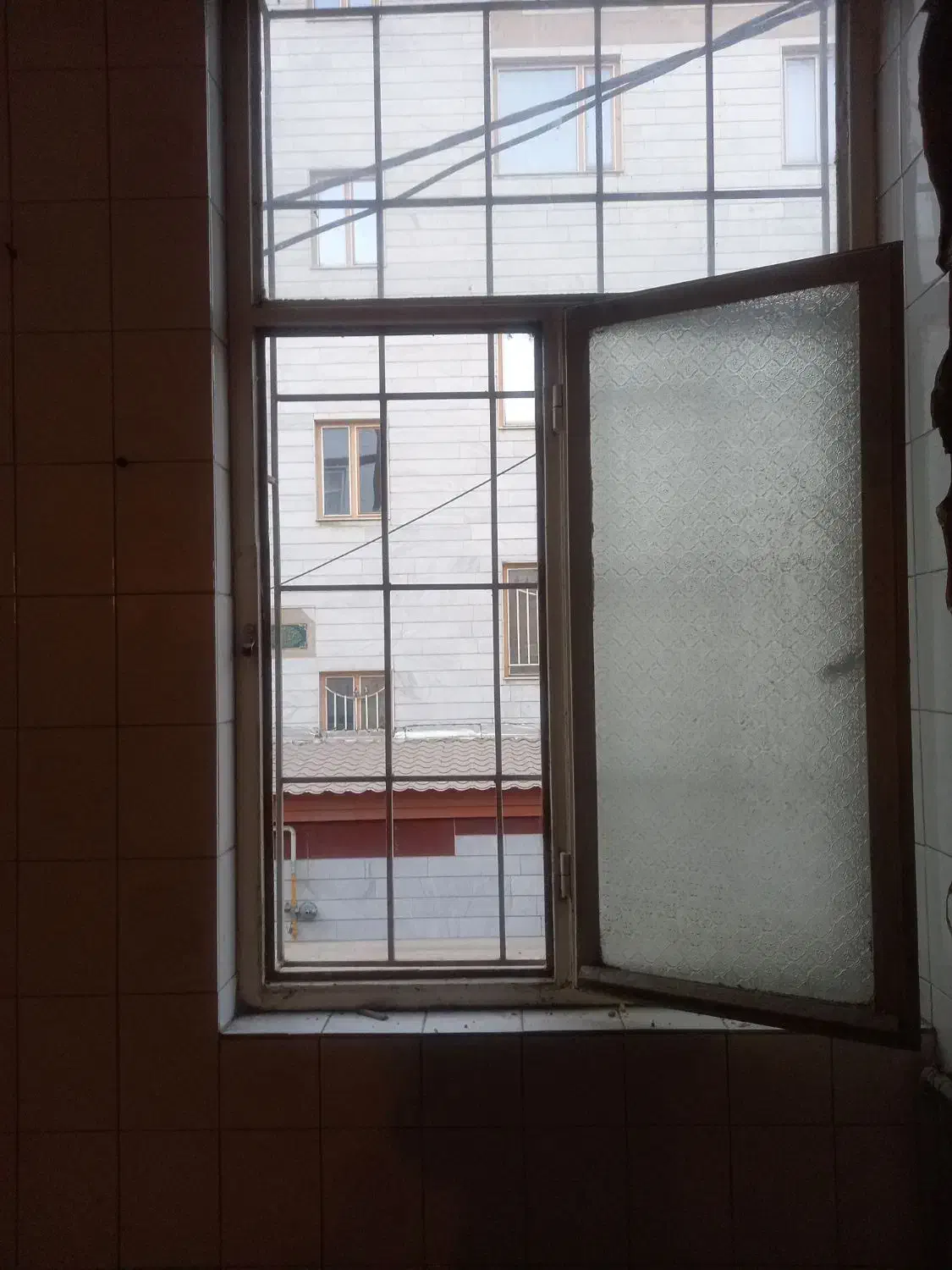 درب پارکینگ و  درب نفر  رو  و پنجره آهنی سالم|مصالح و تجهیزات ساختمان|اراک, |دیوار