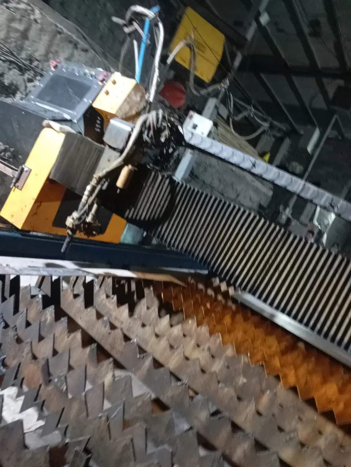 خدمات برش پلاسما و جوشکاری co2|خدمات پیشه و مهارت|میانه, |دیوار