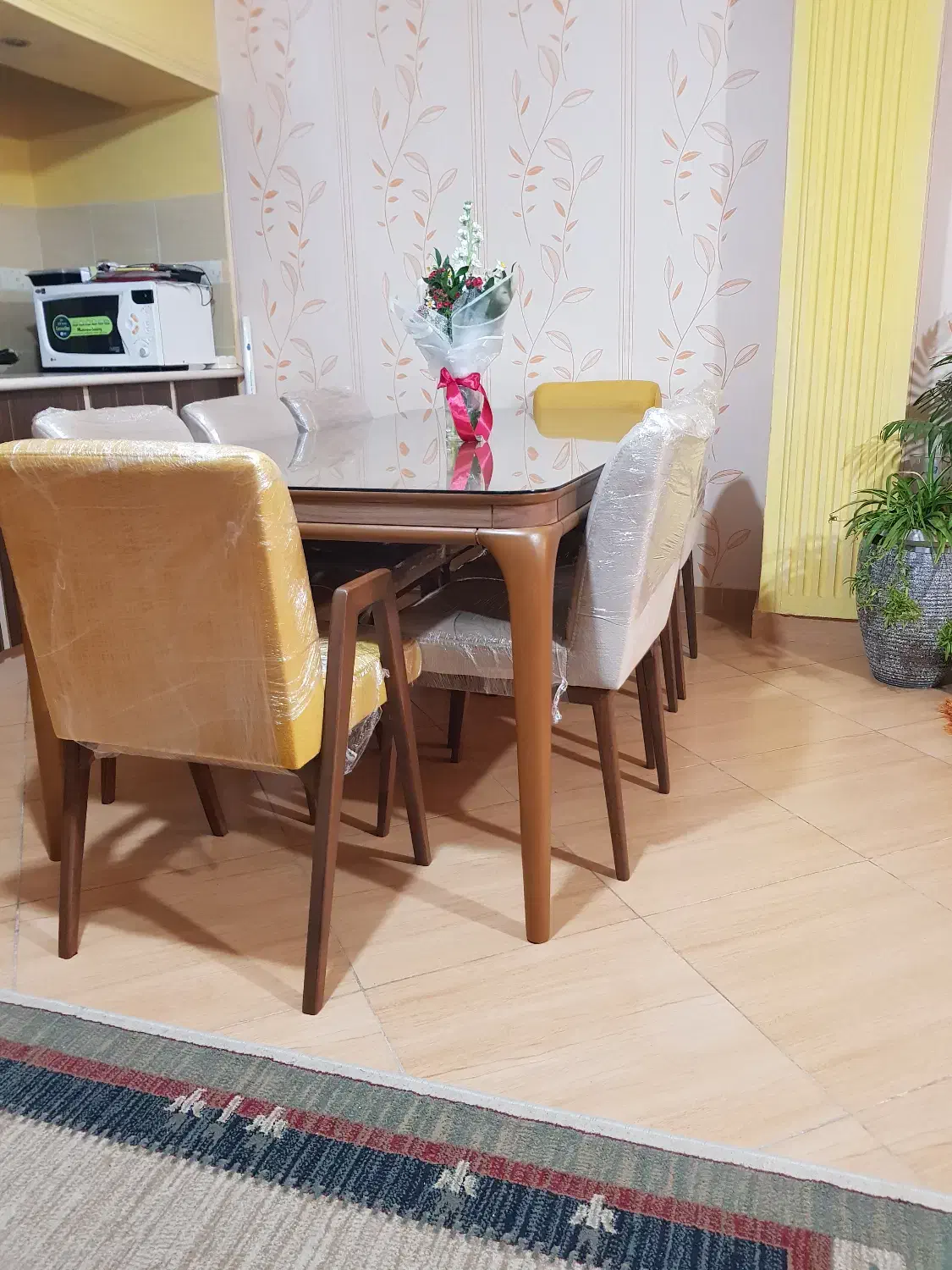 میز ناهارخوری ۸ نفره با شیشه روی میز و ۸ صندلی|میز و صندلی غذاخوری|رشت, دیلمان|دیوار