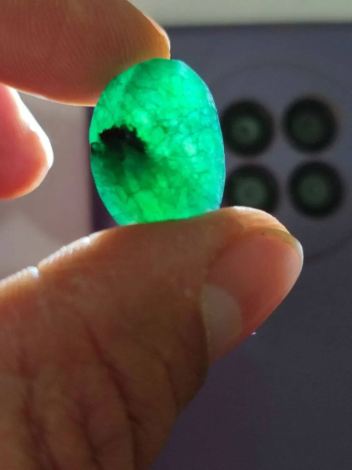 نگین زمرد زغالدار|جواهرات|تبریز, |دیوار