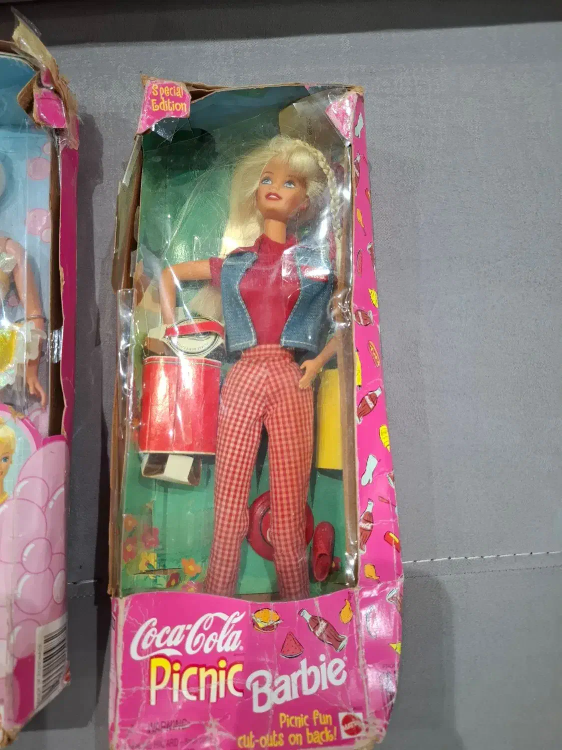 باربی خارجی قدیمی|کلکسیون اشیاء عتیقه|بندر انزلی, موج شکن|دیوار