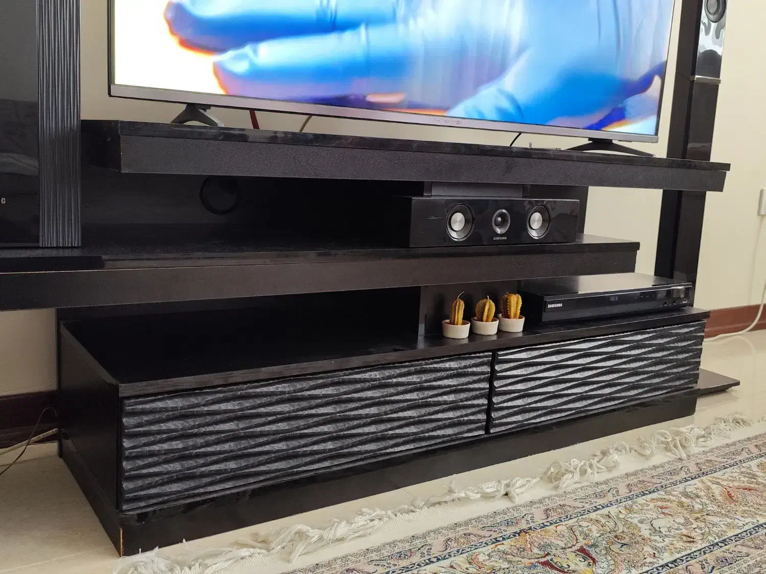 میز تلویزیون|میز تلویزیون|پرند, فاز ۳|دیوار