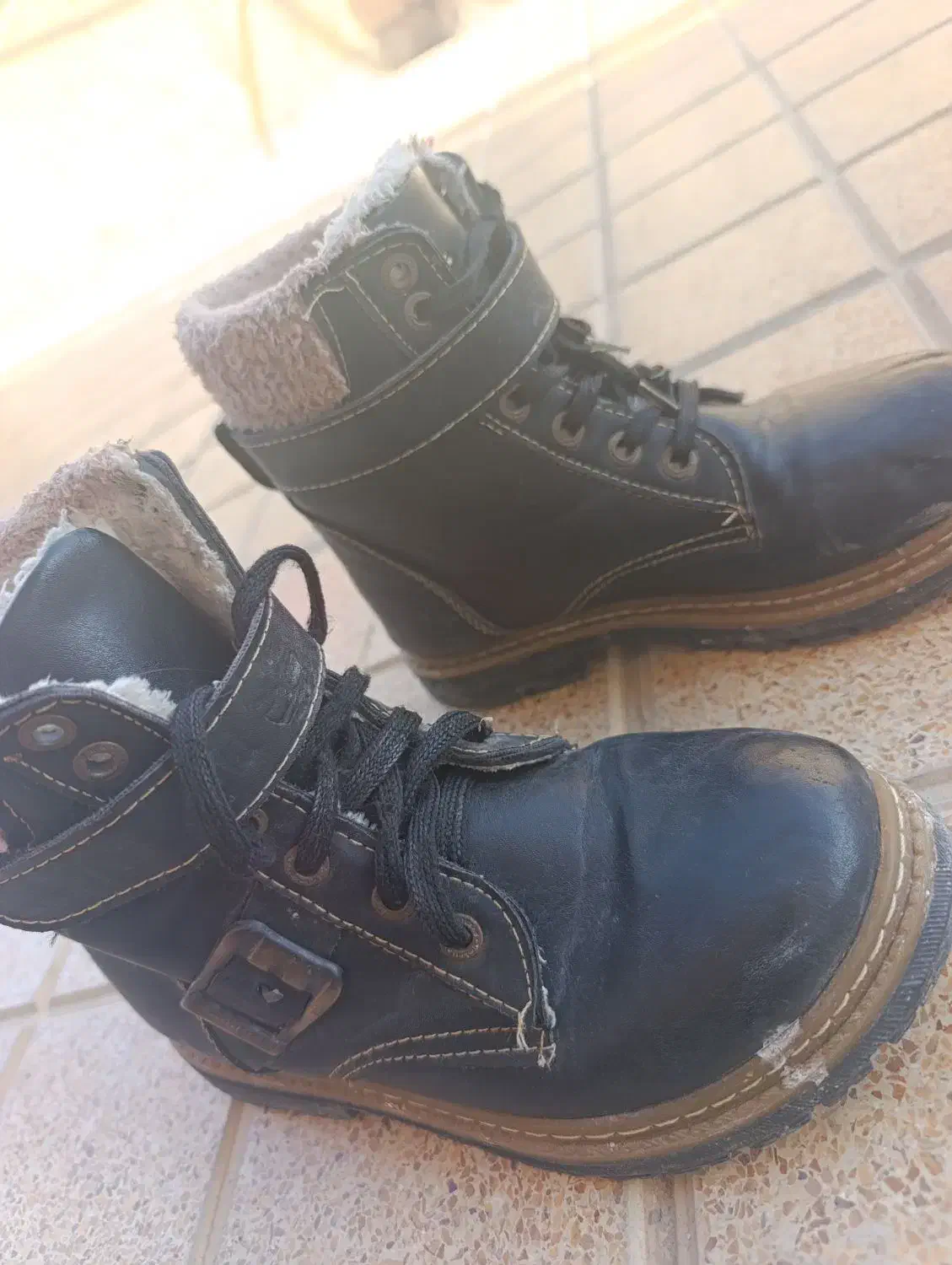 کفش|کیف، کفش، کمربند|نقده, |دیوار