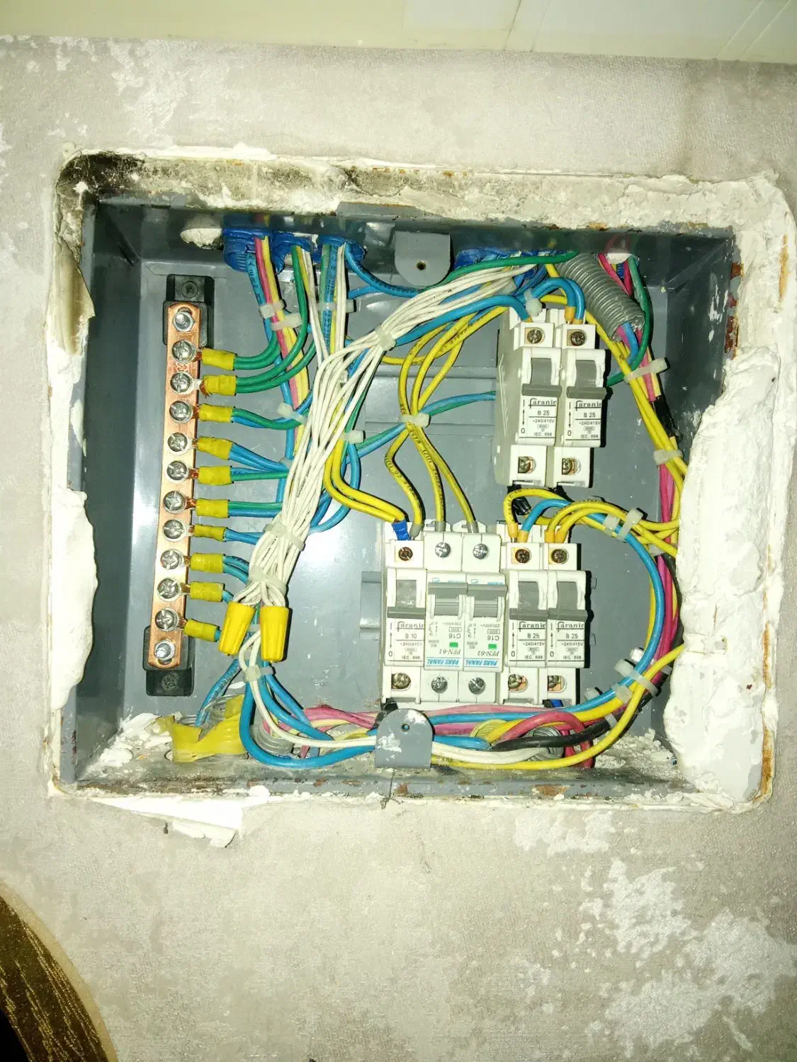 برق کار برقکاری نصب ایفون وعیب یابی ساختمان|خدمات پیشه و مهارت|دوگنبدان, |دیوار