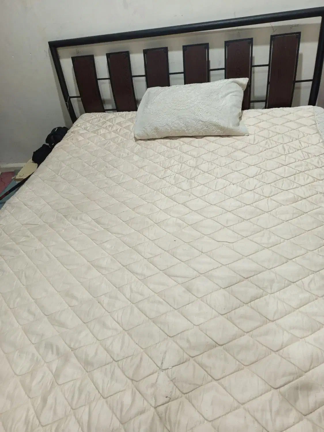 یک عد تخت فلزی دونفره ویکعد قالی درحد نو|تخت و سرویس خواب|شادگان, |دیوار