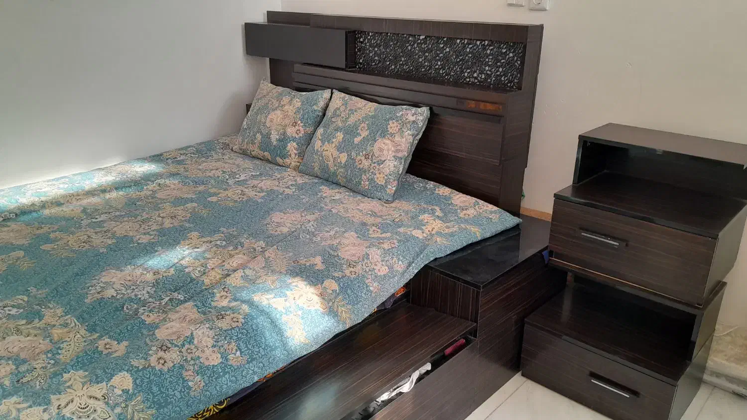 یک عدد ویترین تمیز وشیک به همراه سرویس خواب|تخت و سرویس خواب|فولادشهر, فولادشهر|دیوار