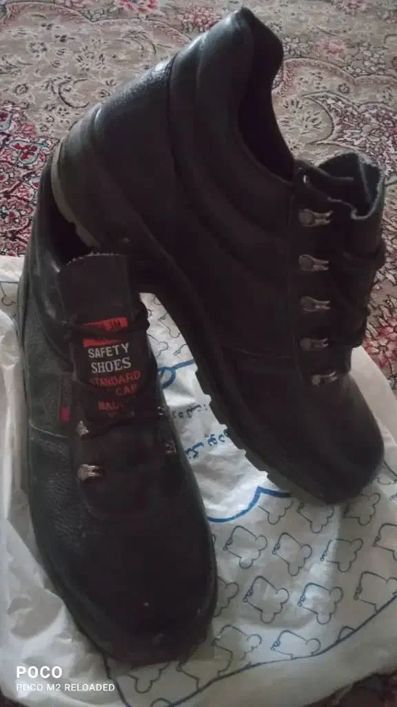 کفش ایمنی چرمی..جلو اهنی.سایزه ۴۰تا ۴۲.میخوره|کیف، کفش، کمربند|پاکدشت, پاکدشت (مامازند)|دیوار