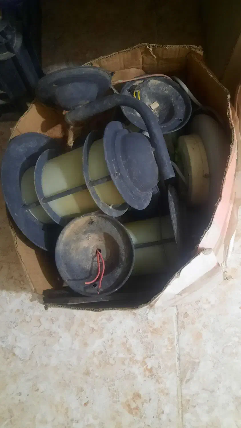 چراع دیواری حیاط و چند عدد مهتابی|لوستر و چراغ آویز|کرمان, |دیوار