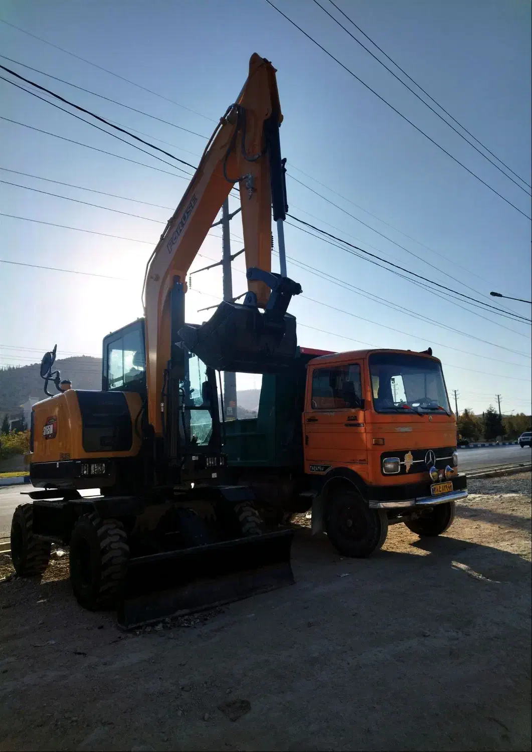مینی بیل وخاور کمپرسی آماده کار درتمام نقاط|خدمات حمل و نقل|صدرا-فارس, فاز ۱|دیوار