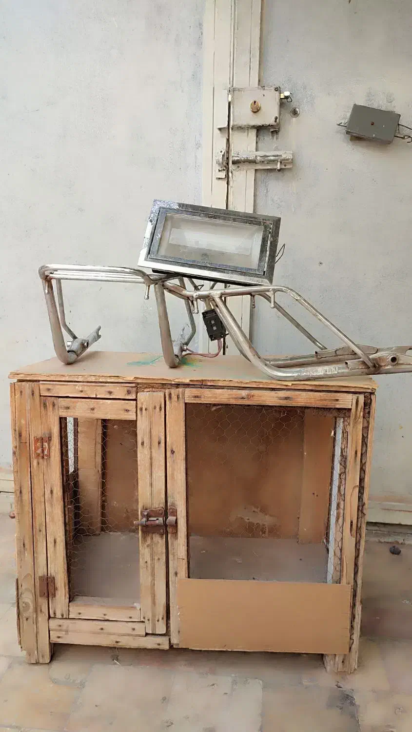 قفس کبوتر و دو عدد ترک موتور بهمراه پروژکتور|قطعات یدکی و لوازم جانبی|قم, زاد|دیوار