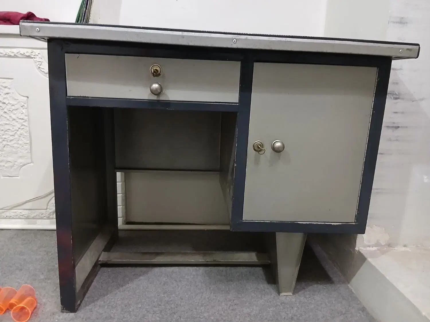 میز تحریر ۲ عدد|میز تحریر و کامپیوتر|شیراز, اصلاحنژاد|دیوار