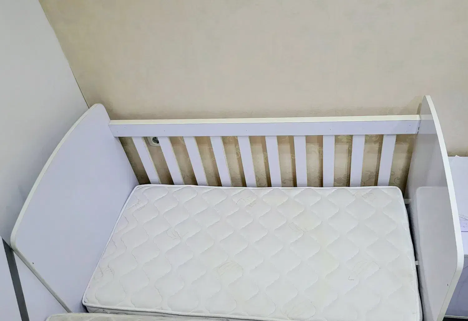 تخت نوزادی کنار مادر|تخت و صندلی بچه|اهواز, کوروش|دیوار