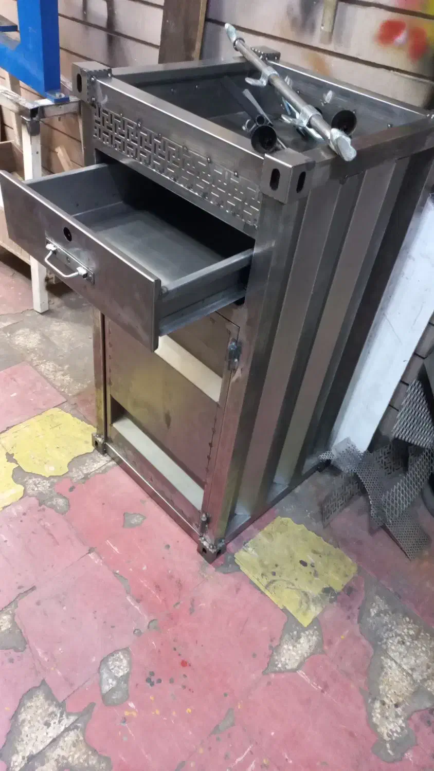 اوستا کار و کارگر ساده آهنگر|استخدام صنعتی، فنی، مهندسی|تهران, فردوسی|دیوار