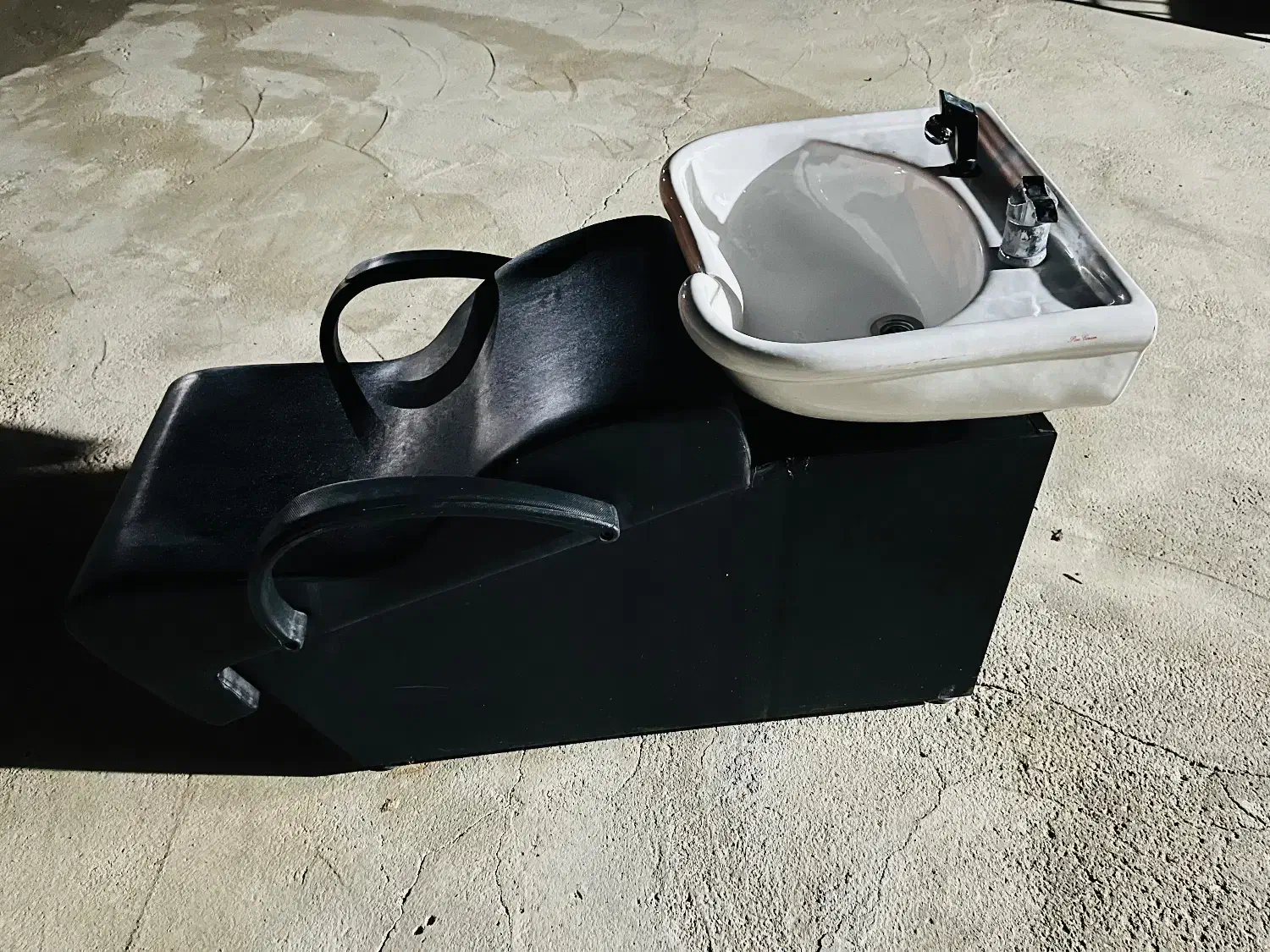 سر شور خوابیده و ترولی ارایشگاه دو عدد|آرایشگاه و سالن‌های زیبایی|لامرد, |دیوار