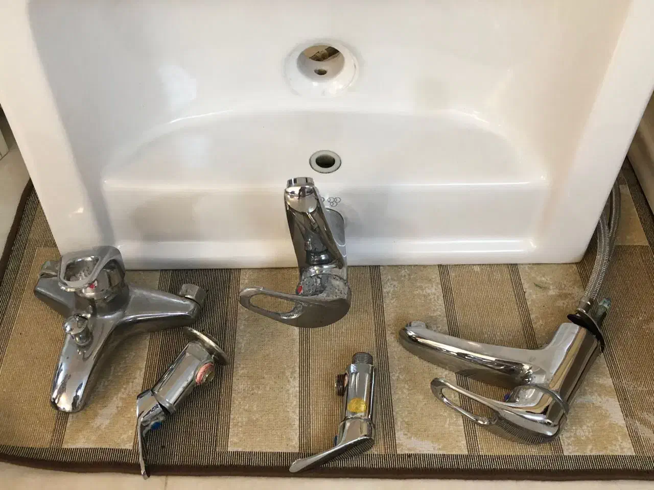 روشویی باپایه وشیرالات بهداشتی|لوازم سرویس بهداشتی|کیش, |دیوار