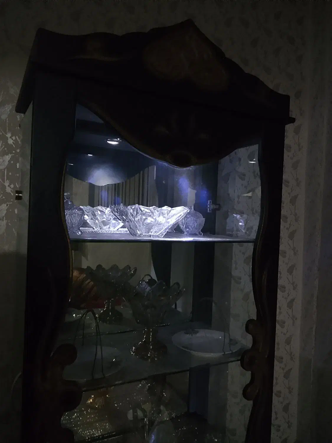 شلف دکوراسیون با چراغ داخلی و درخشان در شب|کتابخانه، شلف، قفسههای دیواری|آستانه اشرفیه, |دیوار