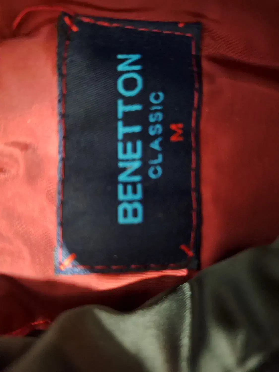 کاپشن بارانی|لباس|صومعه‌سرا, |دیوار