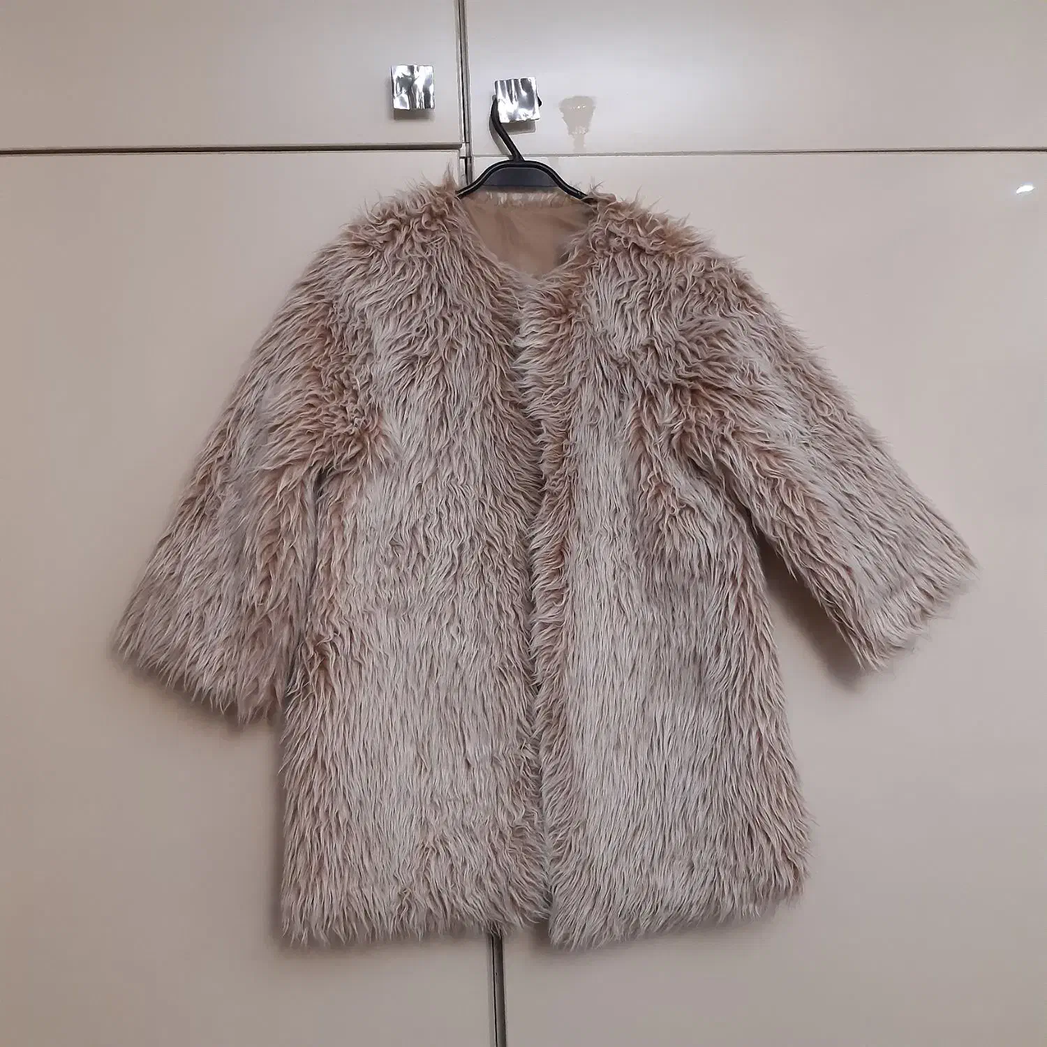 تعدادی مانتو و پالتو|لباس|بومهن, |دیوار