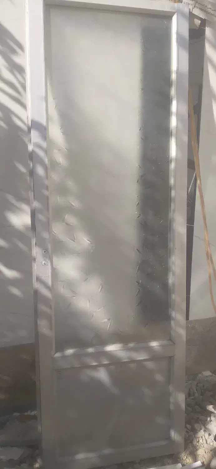 درب آلمینیومی کار کرده ولی تمیز|مصالح و تجهیزات ساختمان|فرخ‌شهر, |دیوار