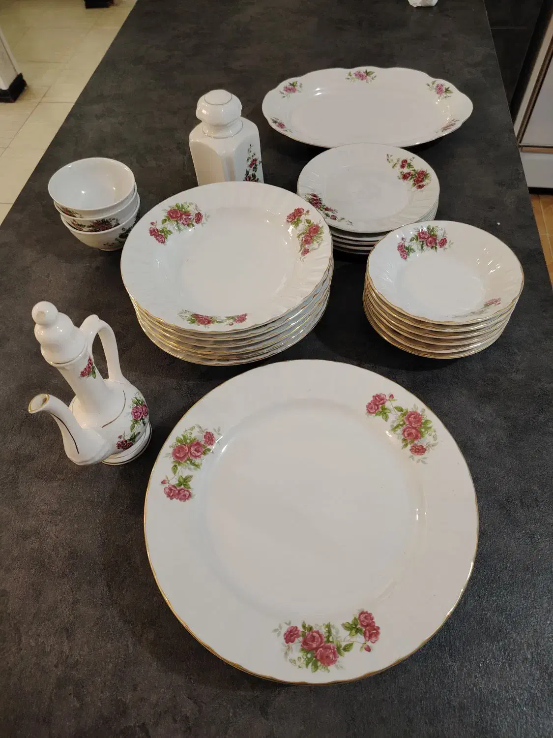 فروش سرویس چینی گل سرخی|ظروف سرو و پذیرایی|شهرکرد, |دیوار