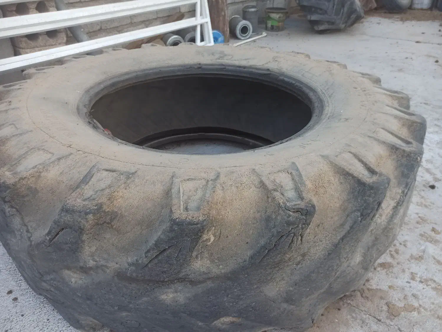 لاستیک عقب تراکتور فرگوسن ۴ سیلند|قطعات یدکی و لوازم جانبی|نجفآباد, حومه نجف آباد|دیوار