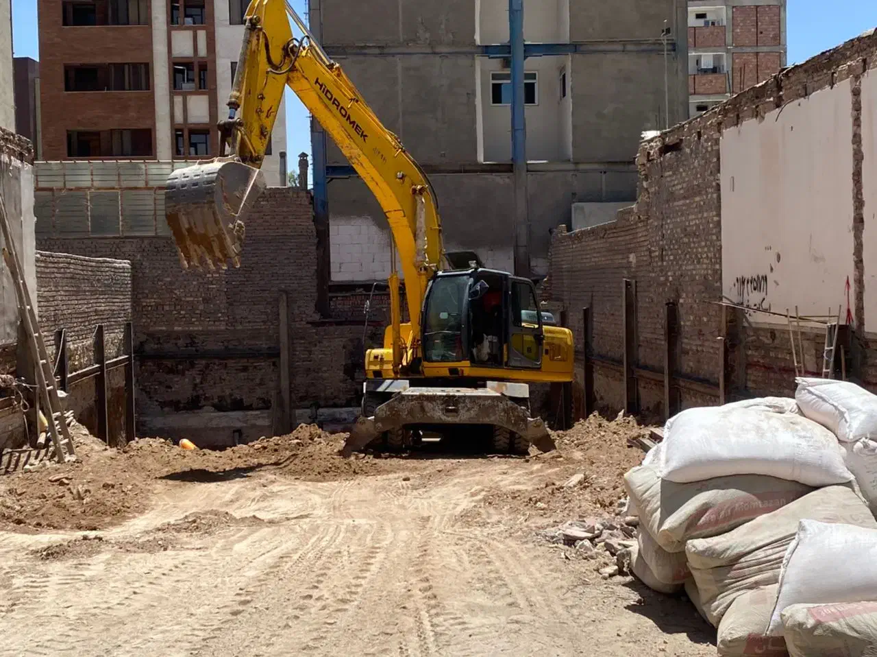 انجام عملیات خاکبرداری و تخریب با چکش مکانیکی|خدمات پیشه و مهارت|کرمان, |دیوار