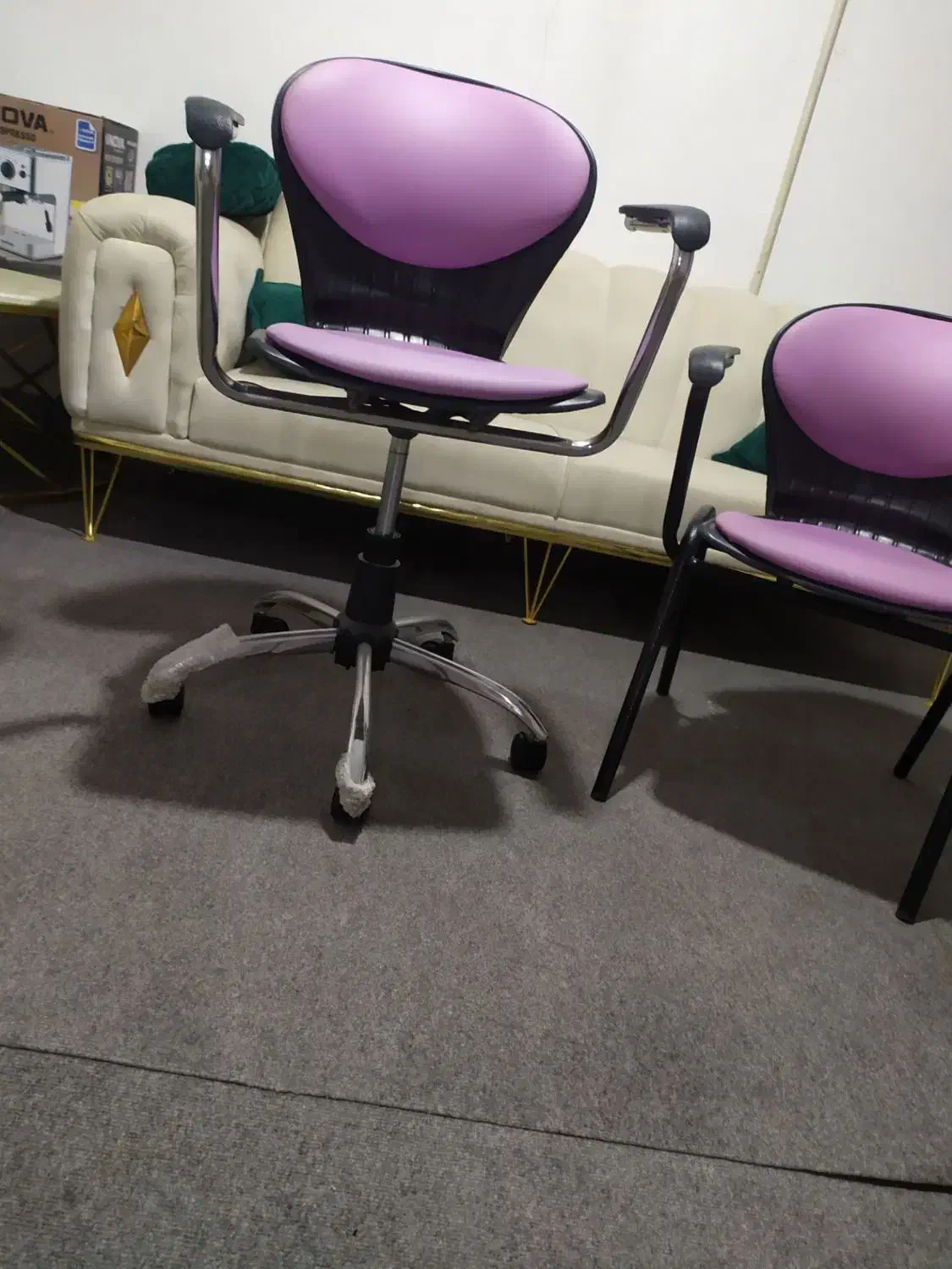 صندلی ساده و چرخ دار|صندلی و نیمکت|ملایر, |دیوار