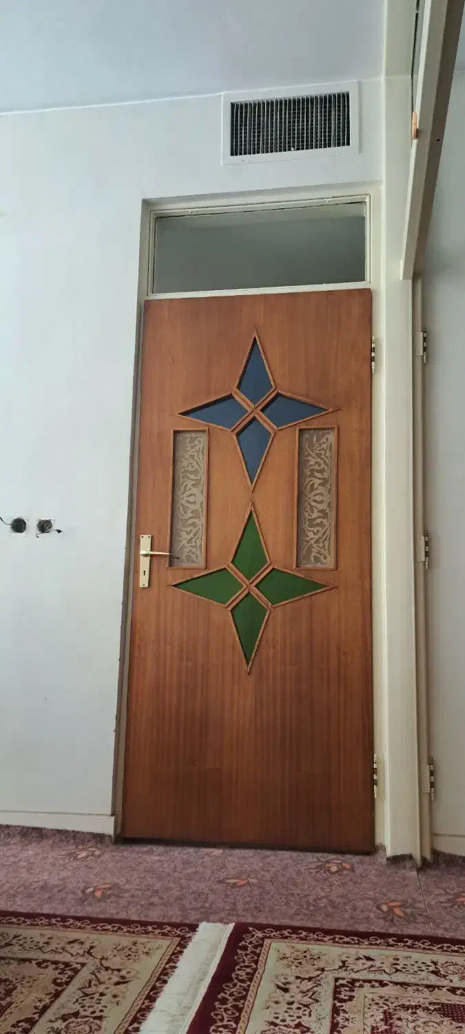 درب چوبی قدیمی بسیار تمیز|مصالح و تجهیزات ساختمان|اصفهان, سودان|دیوار