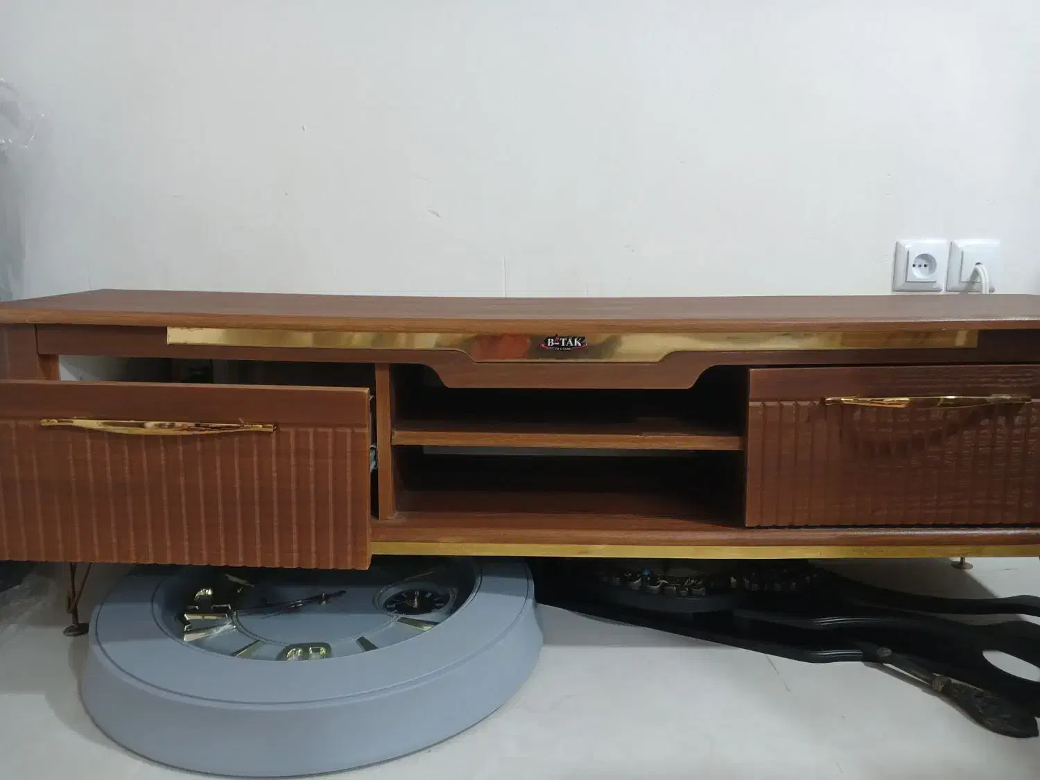 میز تلوزیون رنگ چوب کاملا سالم و نو|میز تلویزیون|خشکبیجار, |دیوار