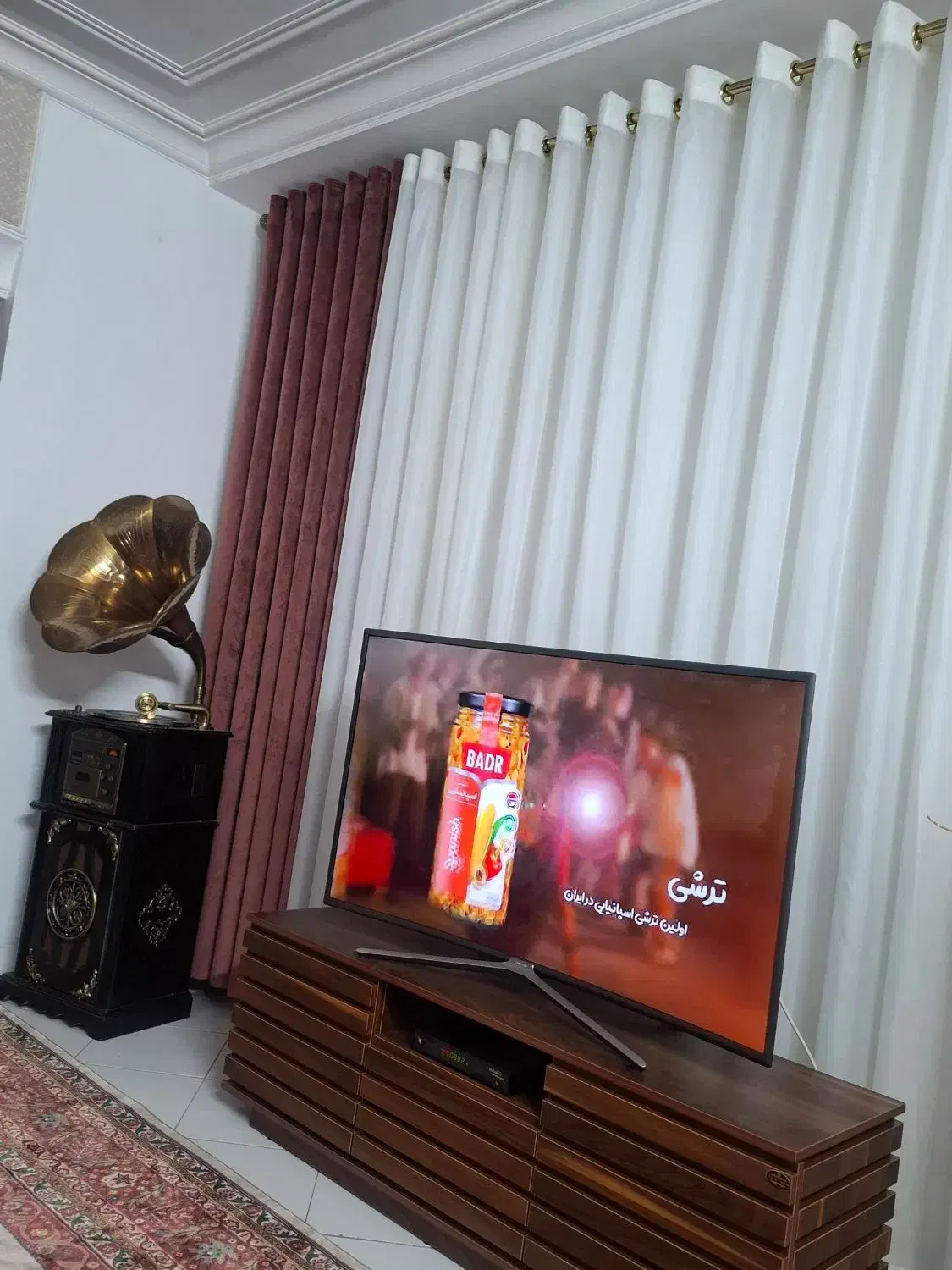 دکور پرده رنگ عنابی|پرده، رانر، رومیزی|کرج, شهرک فهمیده|دیوار