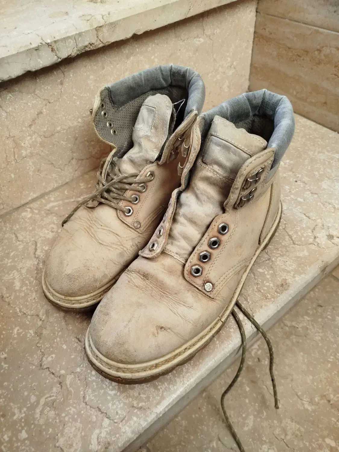 پوتین|کیف، کفش، کمربند|دماوند, گیلاوند|دیوار