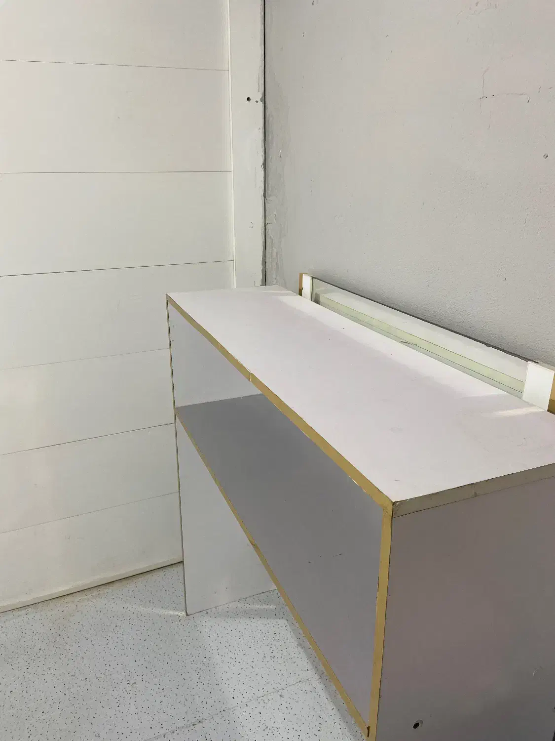 فروش کنسول mdf سفید طلایی به علت کمبود جا|بوفه، ویترین، کنسول|کیش, |دیوار