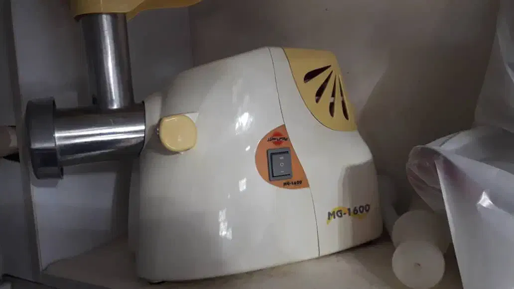 چرخ گوشت پارس خزر در حد نو ۱۶۰۰ وات|خردکن، آسیاب، غذاساز|بندر انزلی, ساحل قو|دیوار