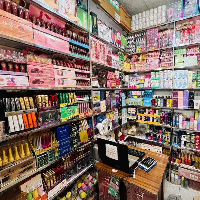 استخدام فروشنده آرایشی خانم|استخدام بازاریابی و فروش|خوی, |دیوار