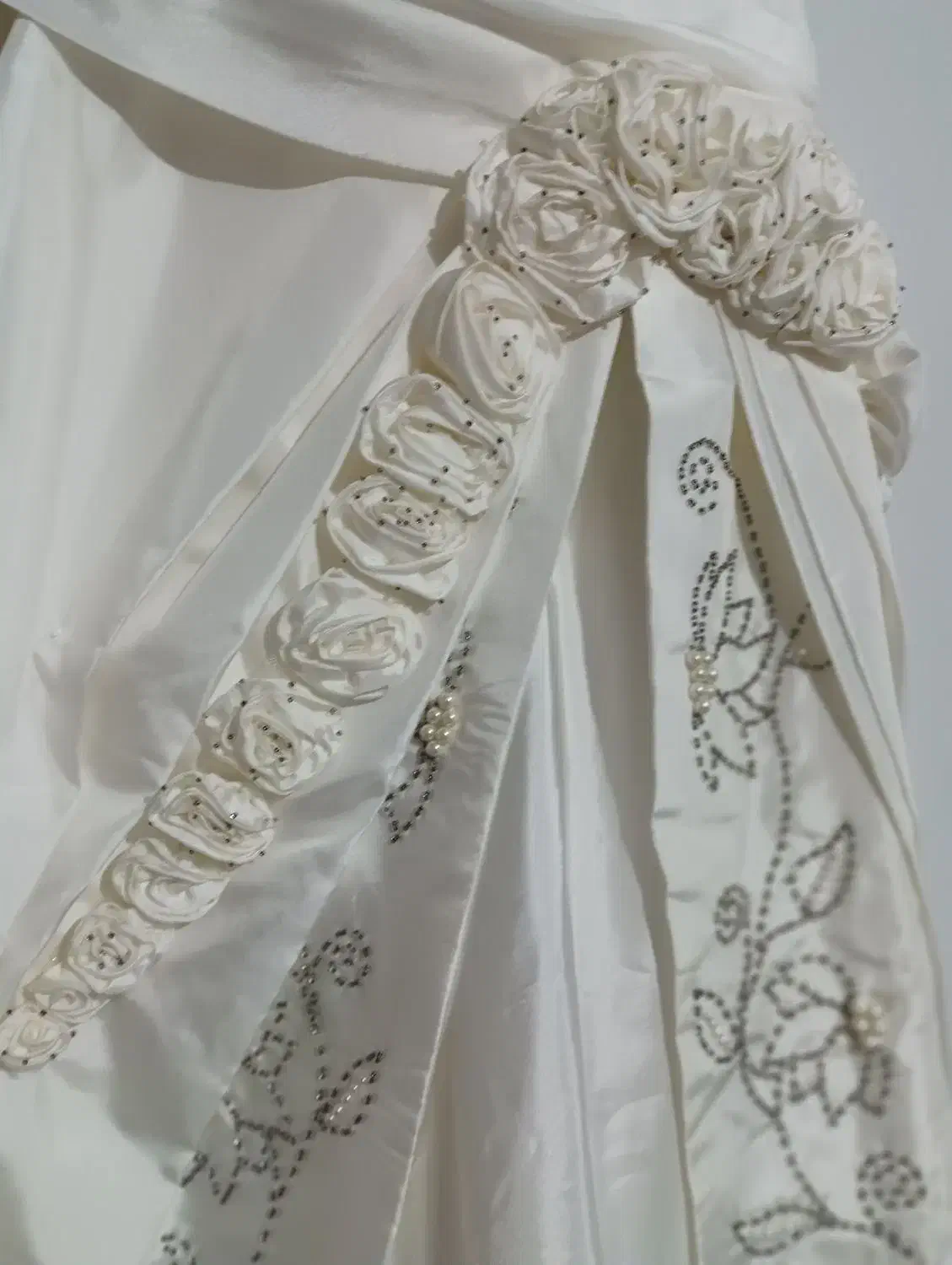 لباس عروس مدل قدیمی اما قشنگه دنباله دار هستش|لباس|کرج, حصارک بالا|دیوار