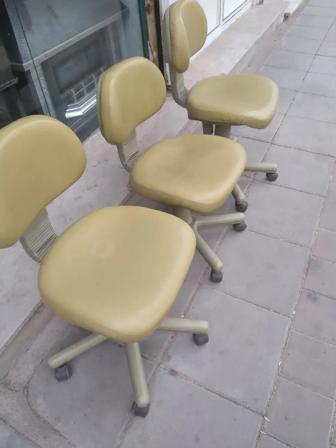 ۳عدد صندلی چرخدار،نیلپر|مبلمان اداری|اقبالیه, |دیوار