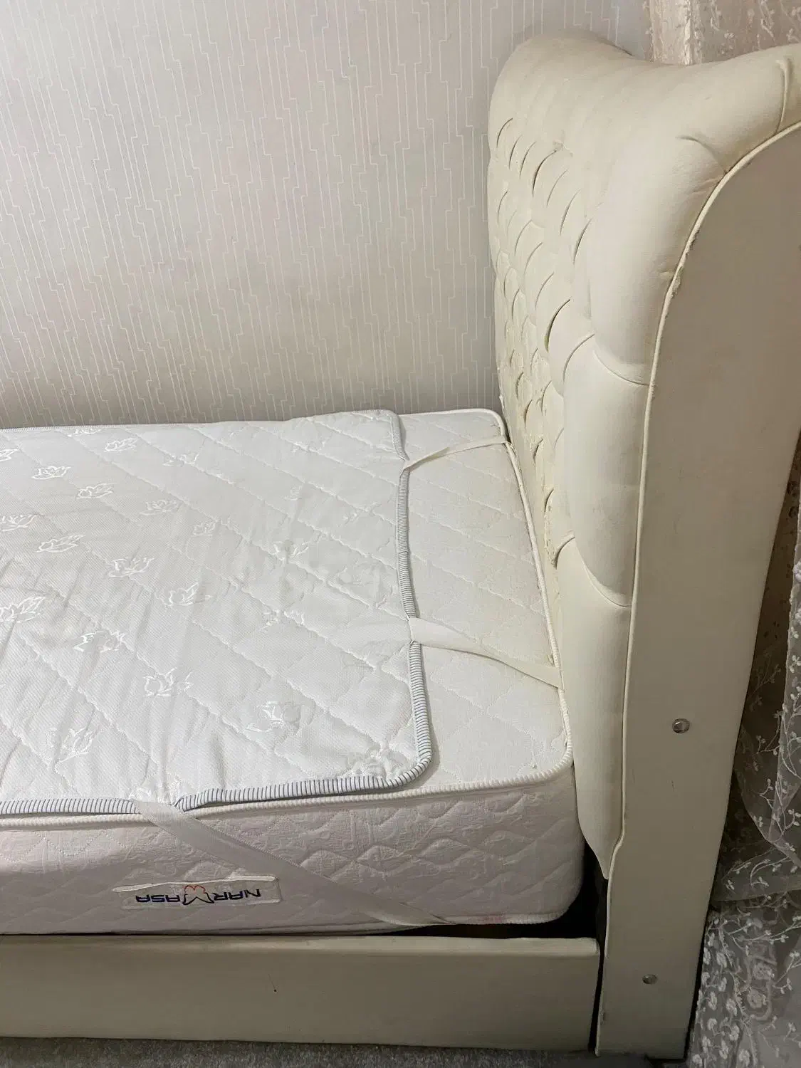تخت چستر چرم 120|تخت و سرویس خواب|شیراز, شیشه‌گری|دیوار