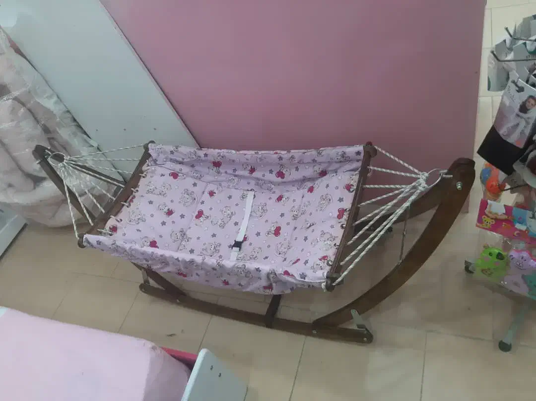 گهواره سنتی کاملآ نو استفاده نشده چوب راش|تخت و صندلی بچه|مسجد سلیمان, |دیوار