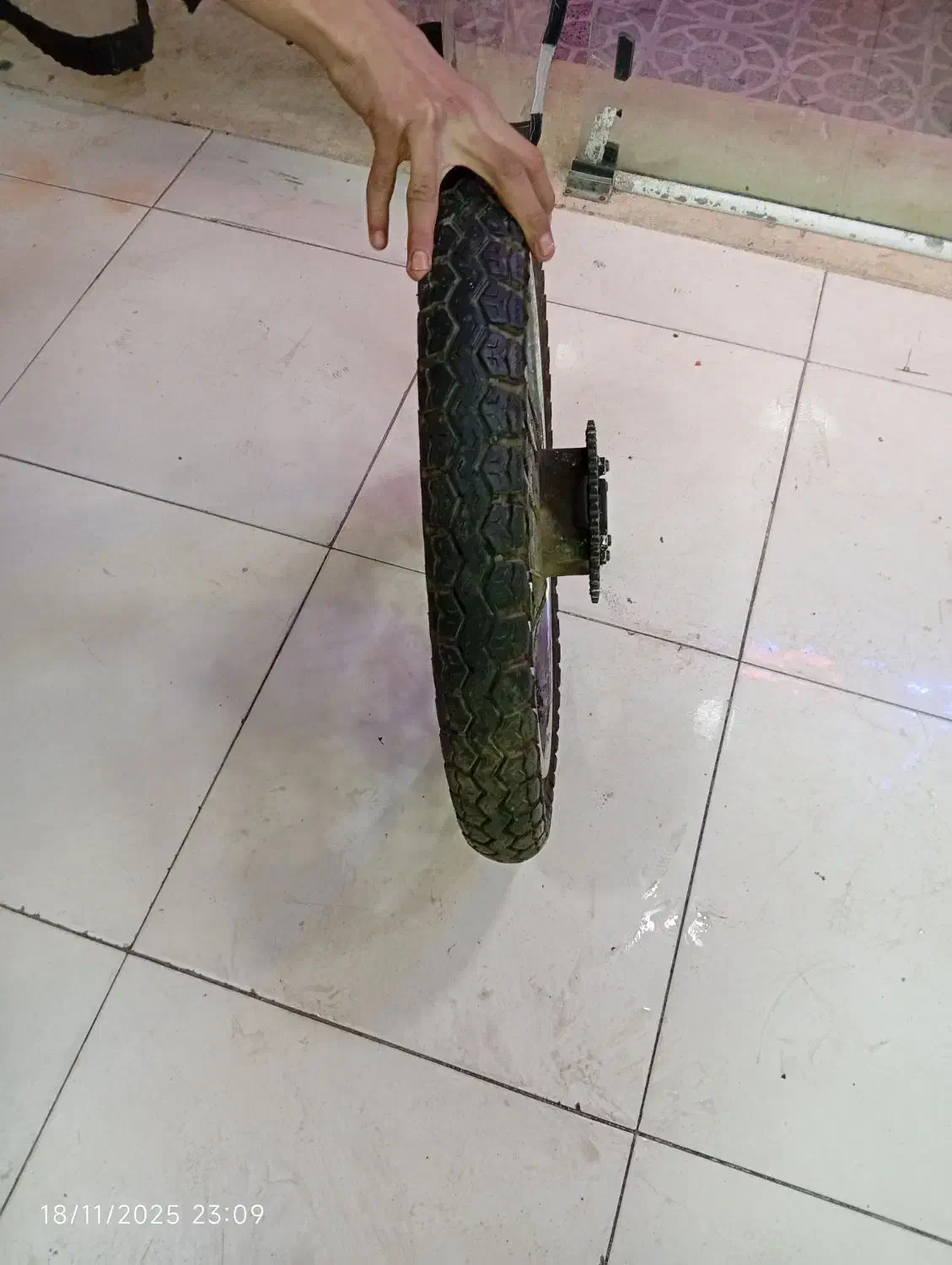 لاستیک وتوقع کارکرده|قطعات یدکی و لوازم جانبی|قرچک, میرزائی جنوبی|دیوار