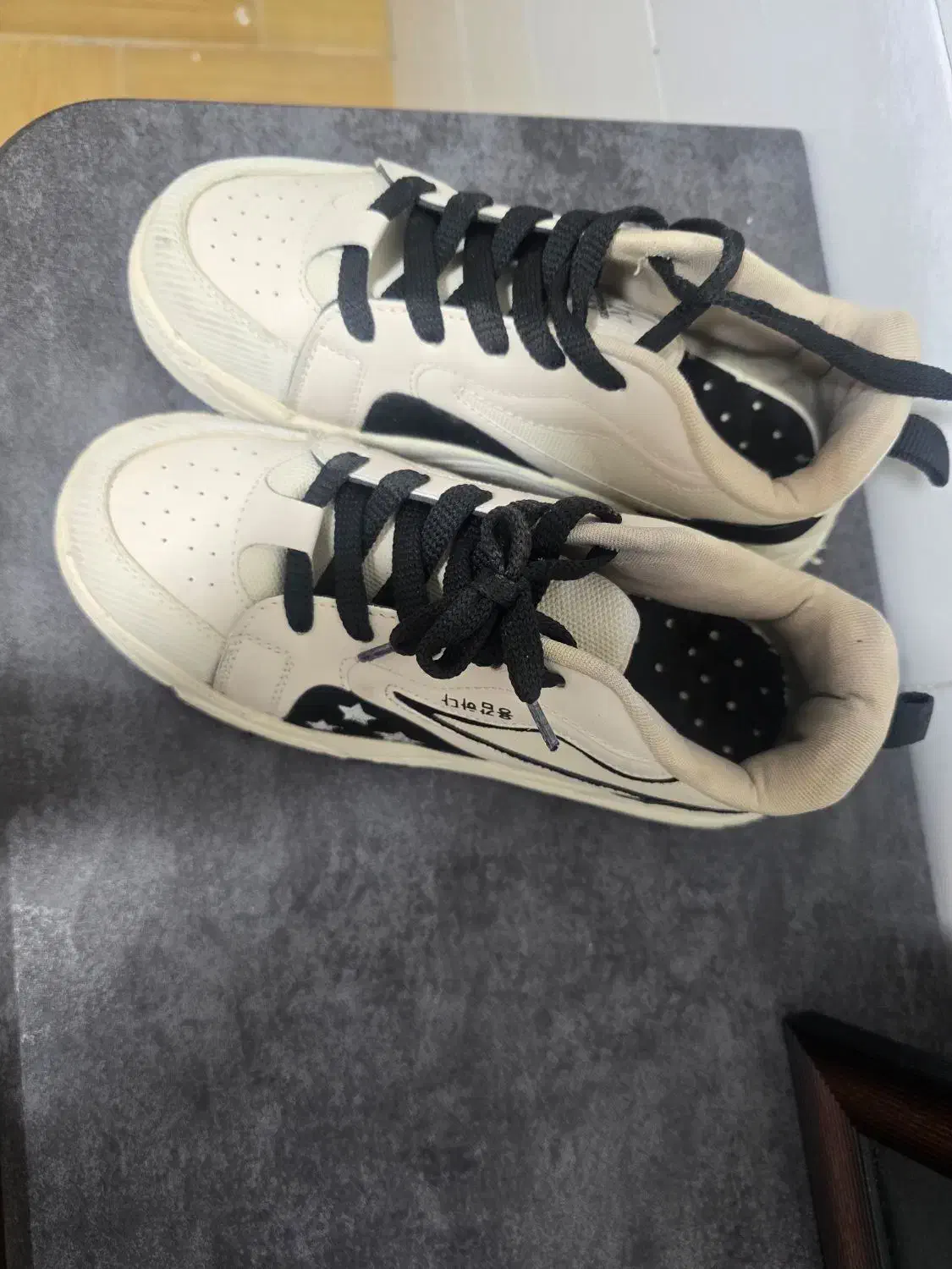 کفش اسپورت کرم و مشکی|کیف، کفش، کمربند|یزد, |دیوار